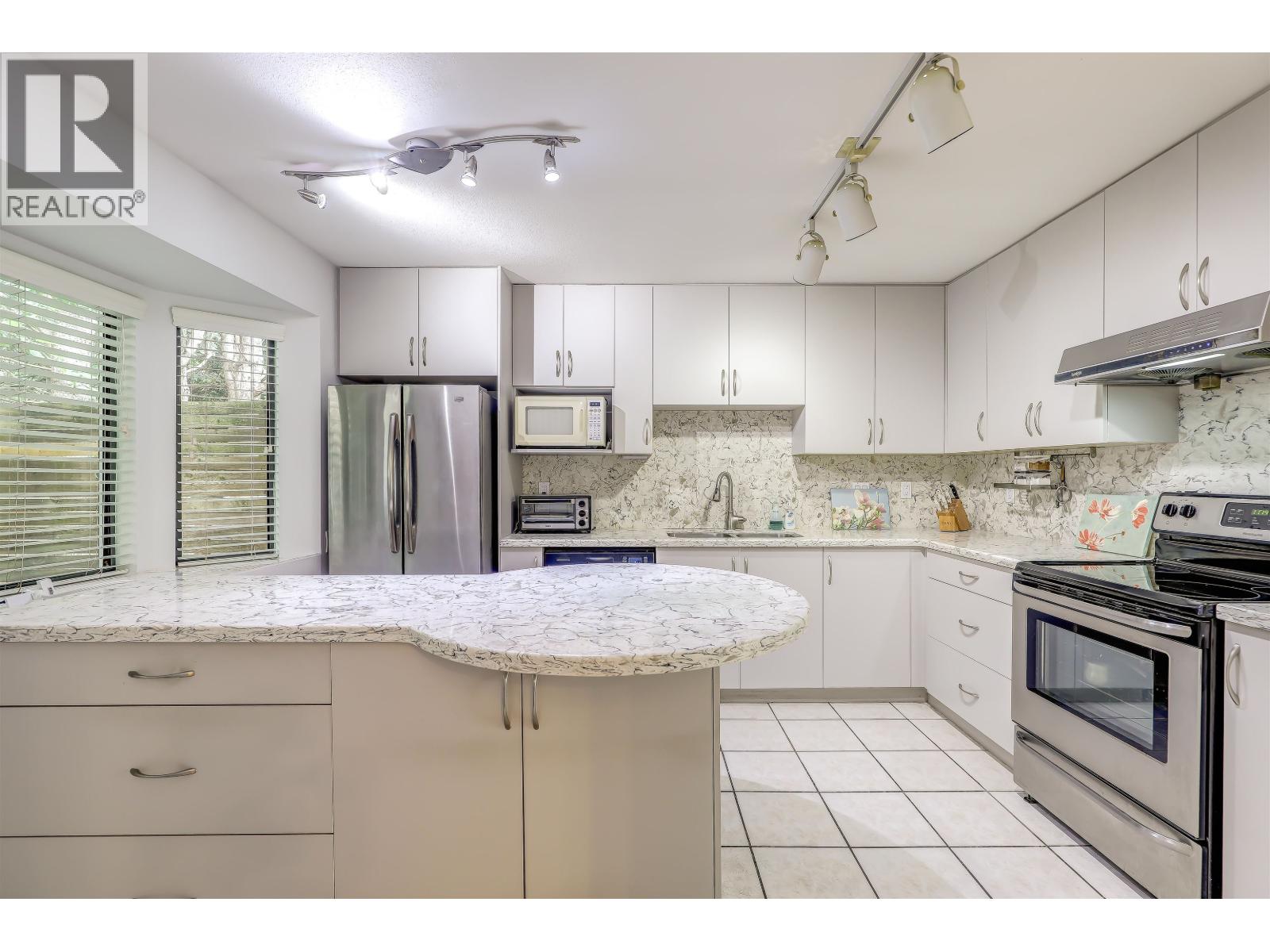 4723 Village Drive, Burnaby, British Columbia  V5G 4V7 - Photo 11 - R3138346