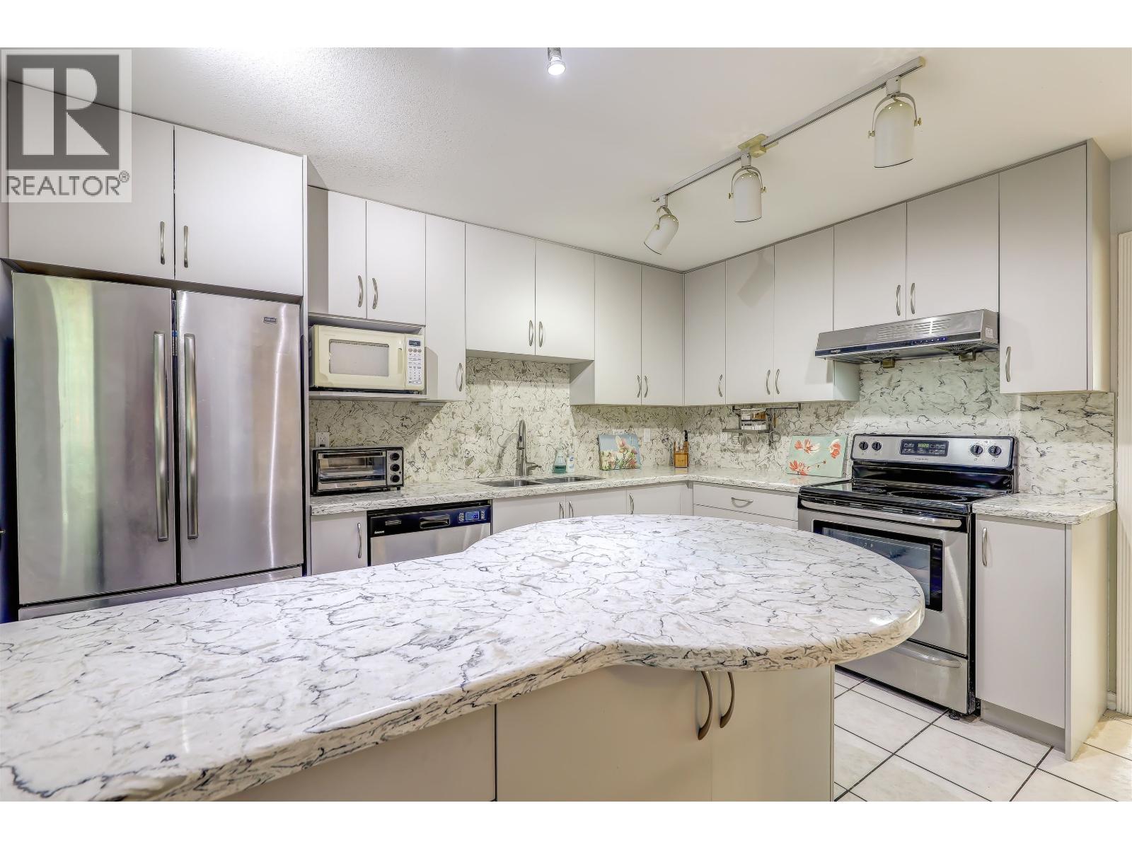 4723 Village Drive, Burnaby, British Columbia  V5G 4V7 - Photo 13 - R3138346