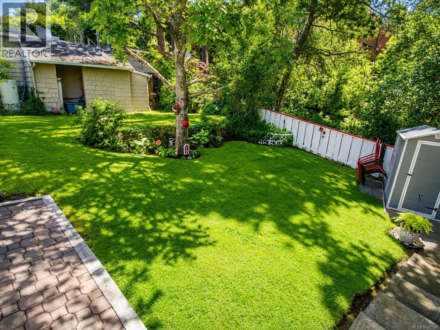 2 709 Luscombe Pl, Esquimalt, British Columbia  V9A 7L6 - Photo 9 - 1037595