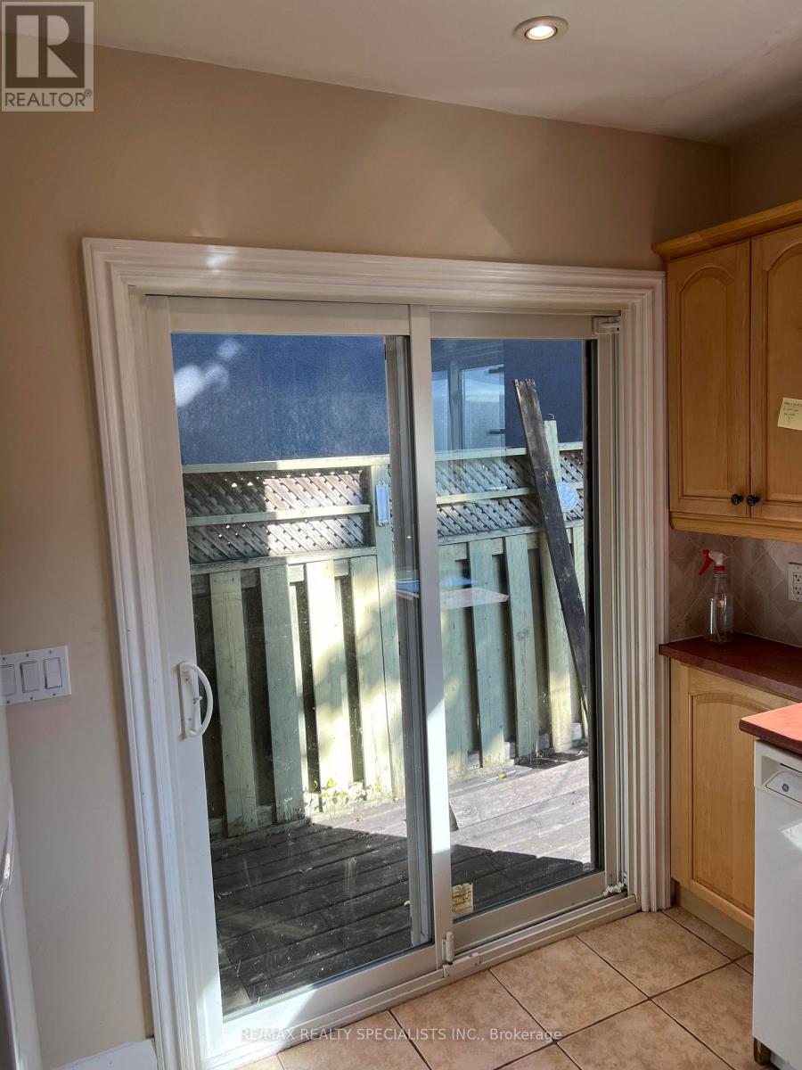 121 Maplewood Avenue, Toronto, Ontario  M6C 1J7 - Photo 10 - C13436844