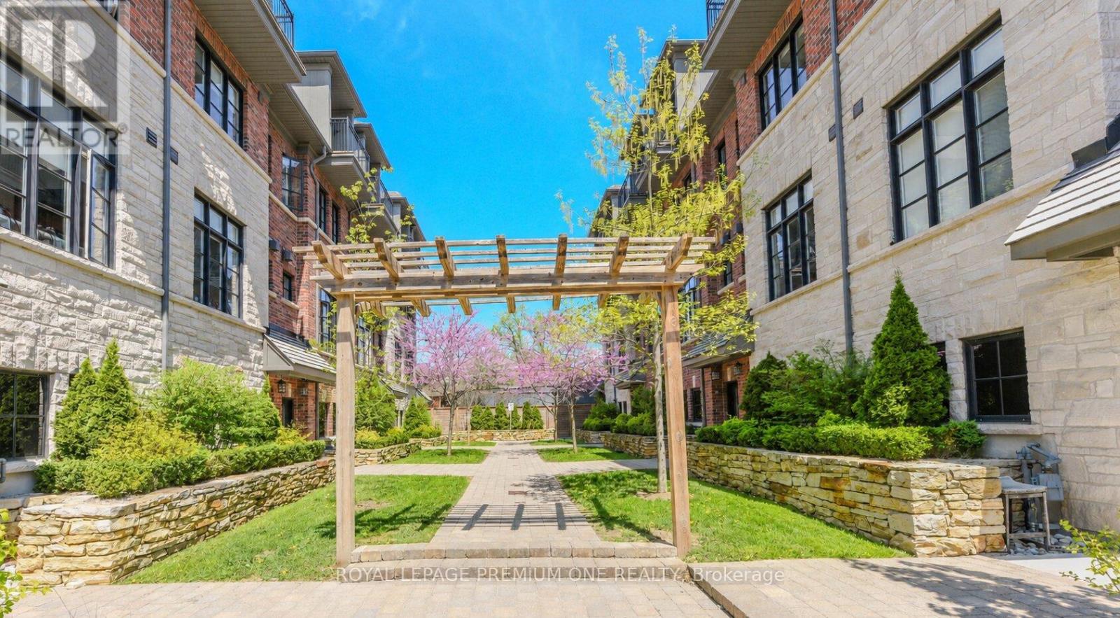 33 Salvador Allende Court, Toronto, Ontario  M6G 0A3 - Photo 2 - C13240408