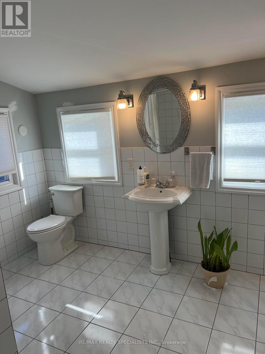 121 Maplewood Avenue, Toronto, Ontario  M6C 1J7 - Photo 11 - C13436844