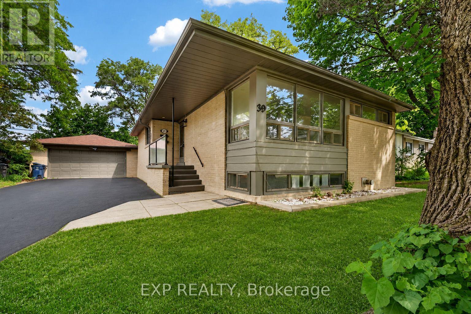 39 TREADGOLD CRESCENT, Toronto, Ontario