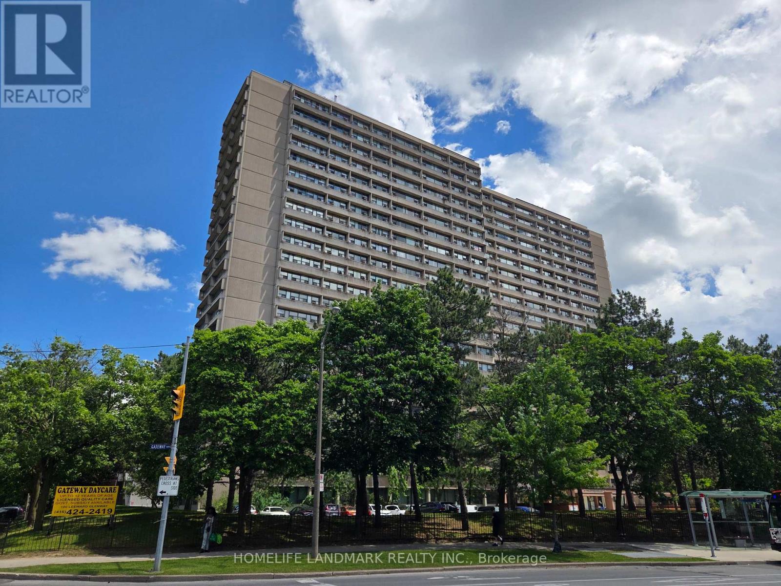 301 - 100 LEEWARD GLENWAY, Toronto, Ontario