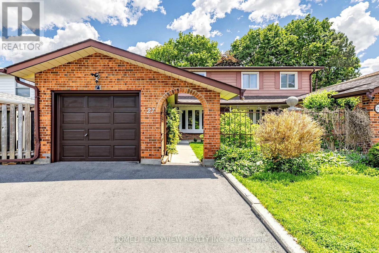 <div class="slider-price">$899,000</div><p>27 Bedle Avenue, Toronto, Ontario</p>