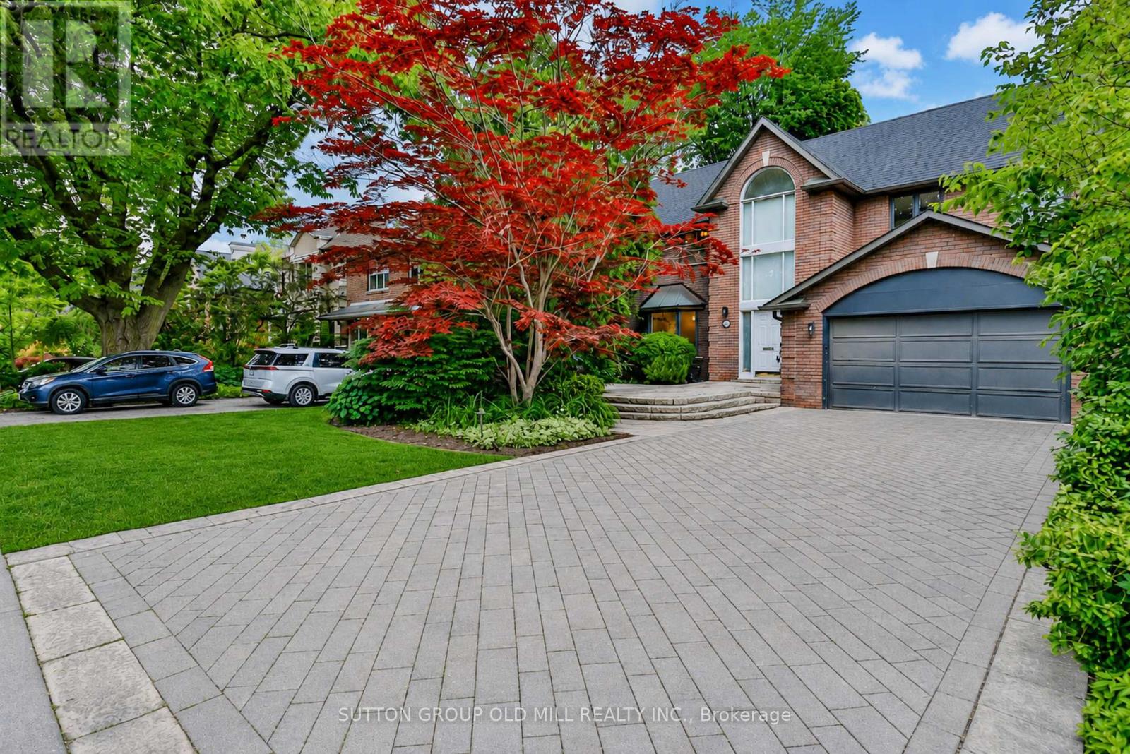 <div class="slider-price">$3,600,000</div><p>566 Castlefield Avenue, Toronto, Ontario</p>