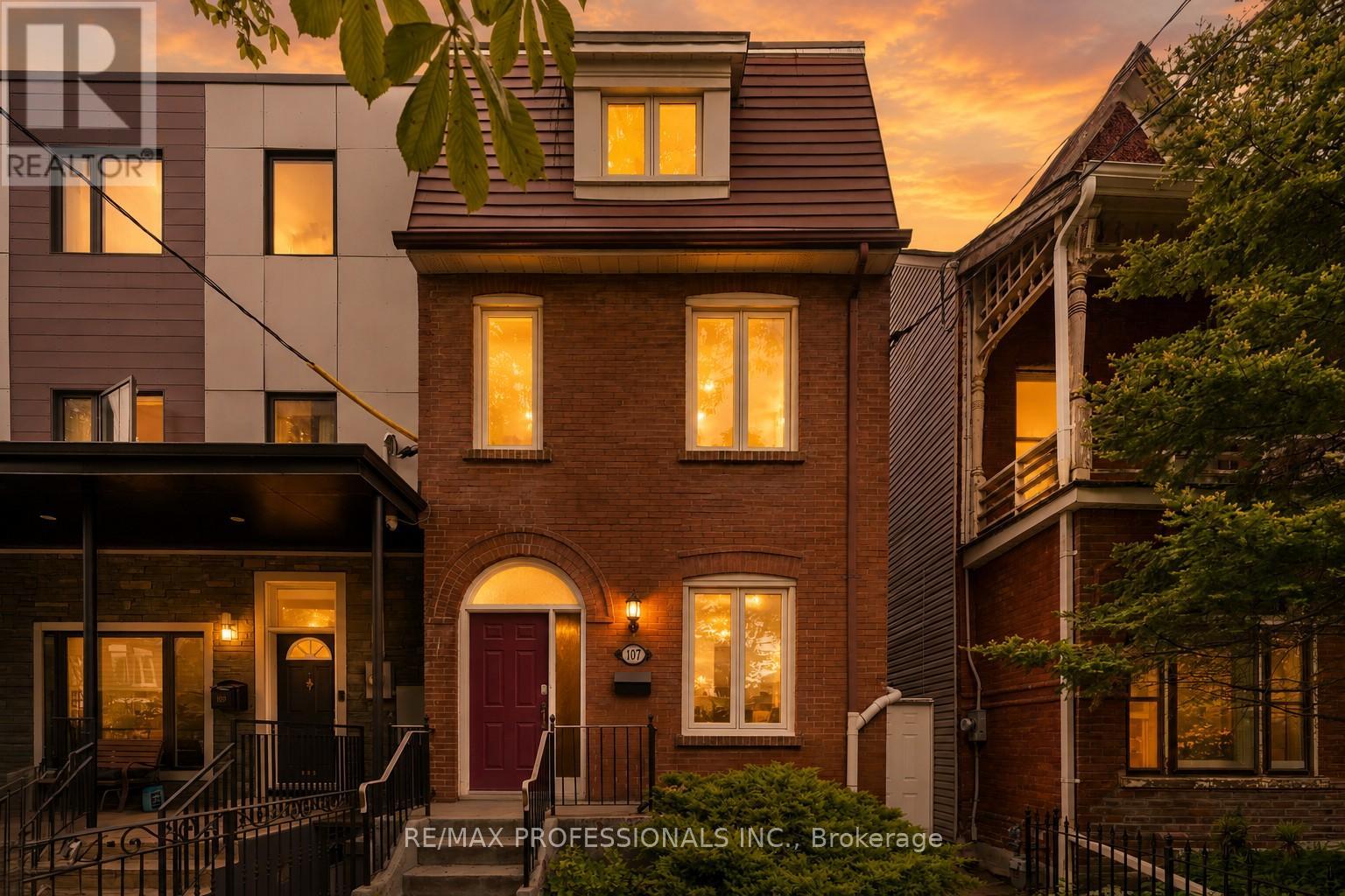 107 Borden Street, Toronto, Ontario  M5S 2N2 - Photo 3 - C13472950
