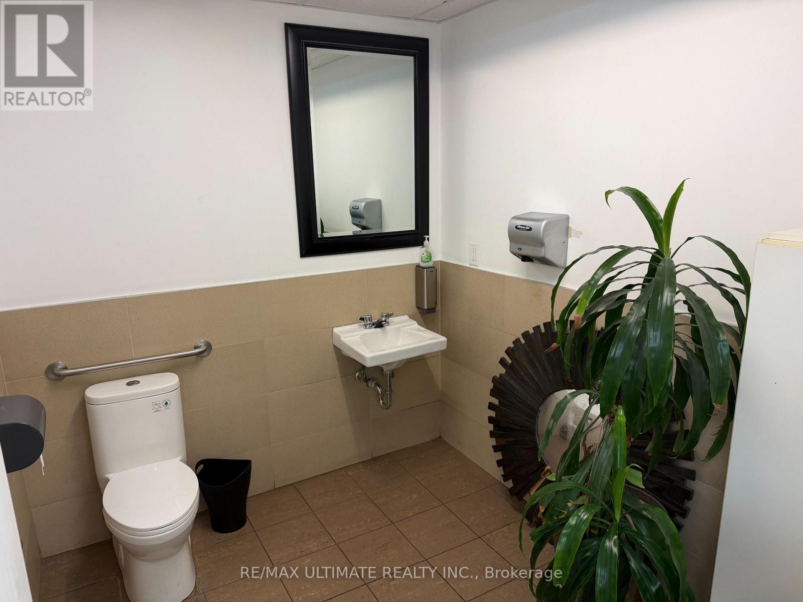 2076 Yonge Street, Toronto, Ontario M4S 2A3 - Photo 8 - C13473354