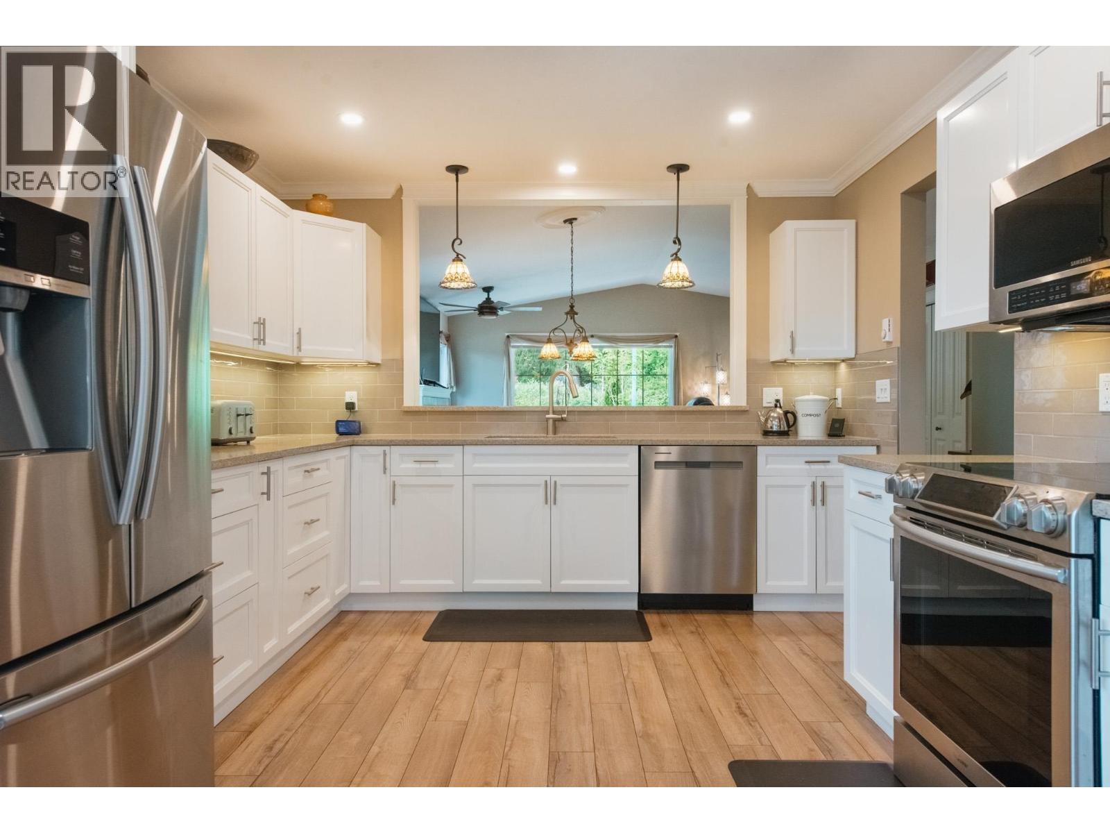 6319 Tower Street, Sechelt, British Columbia  V7Z 0T7 - Photo 3 - R3132385