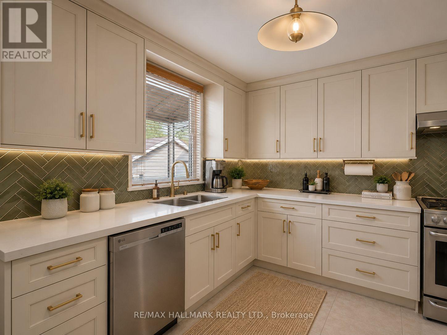 453 Jones Avenue, Toronto, Ontario  M4J 3G7 - Photo 12 - E13249436