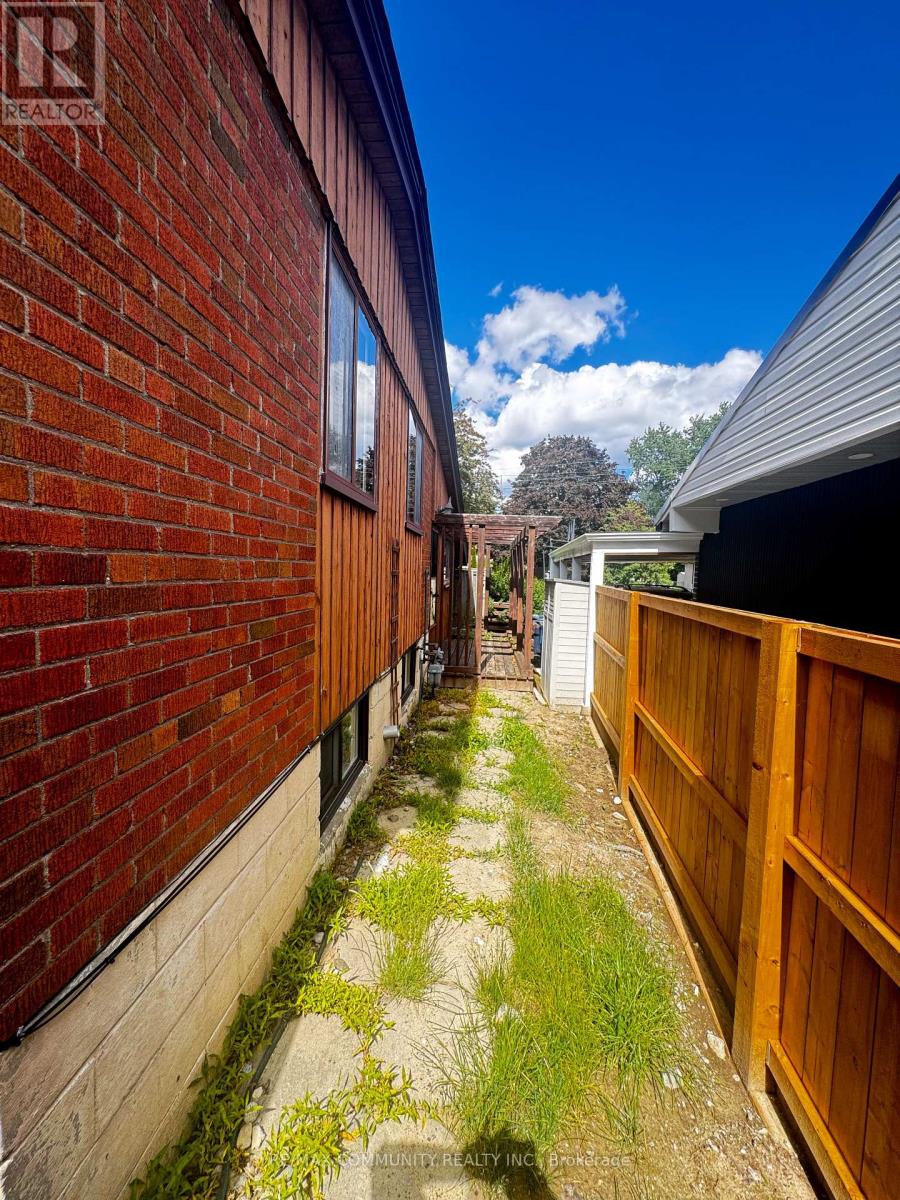 36 Benprice Court, Toronto, Ontario  M1H 1N3 - Photo 6 - E13473152