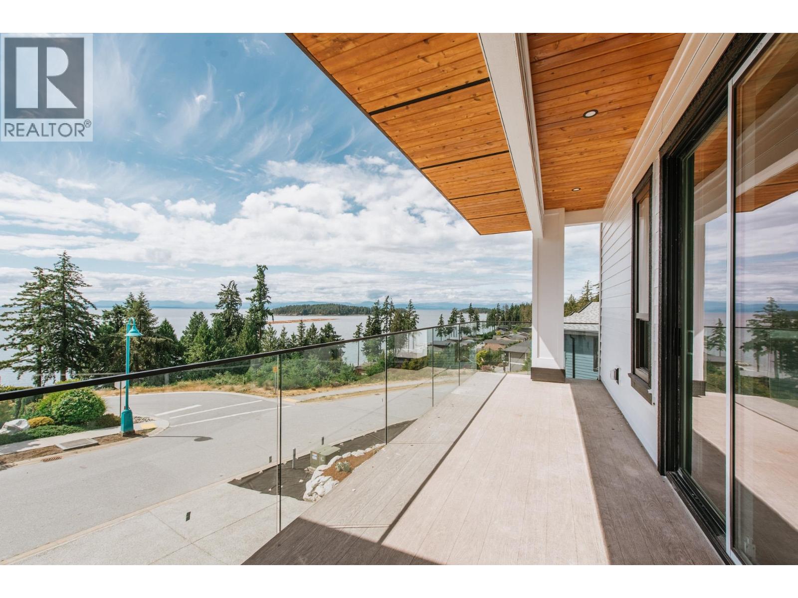 5962-5964 BARNACLE STREET, Sechelt, British Columbia