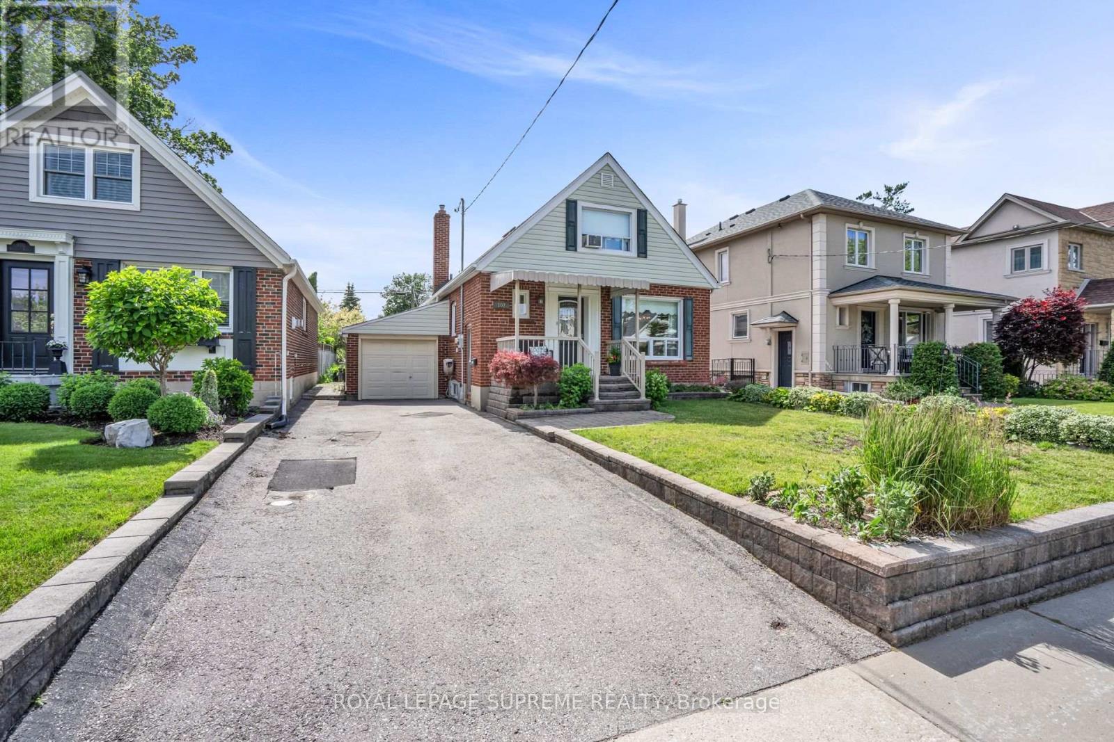 102 Binswood Avenue, Toronto, Ontario  M4C 3N9 - Photo 4 - E13473524