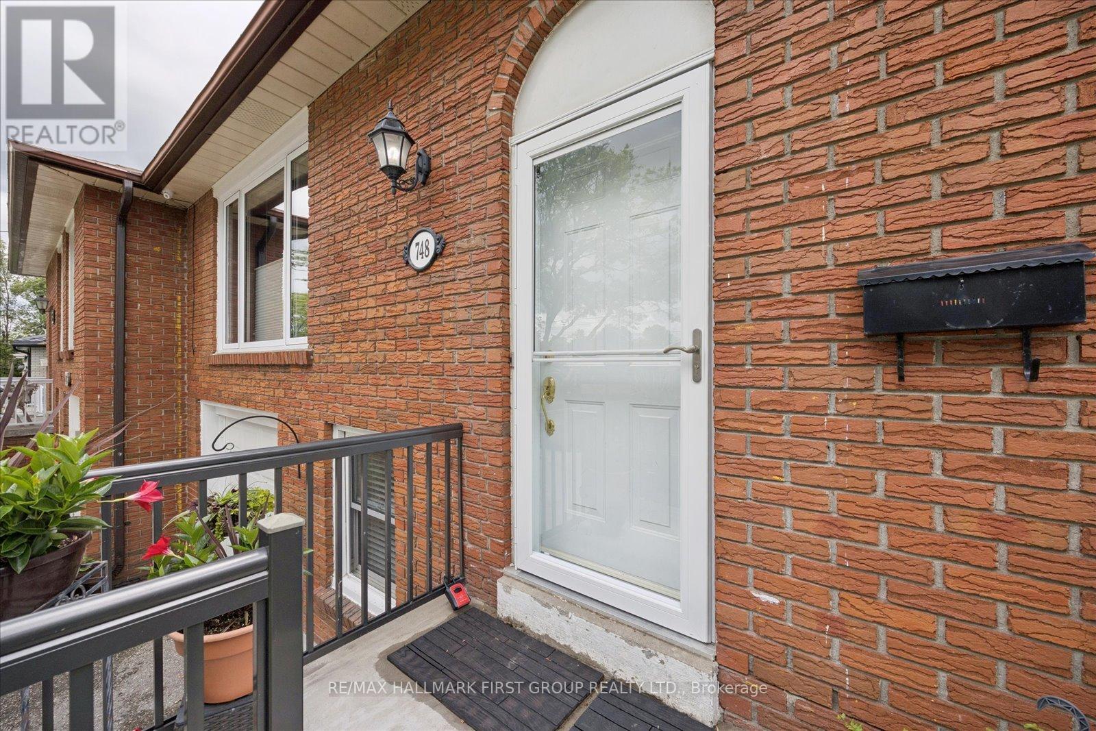 748 Breezy Drive, Pickering, Ontario L1W 2X7 - Photo 3 - E13473912
