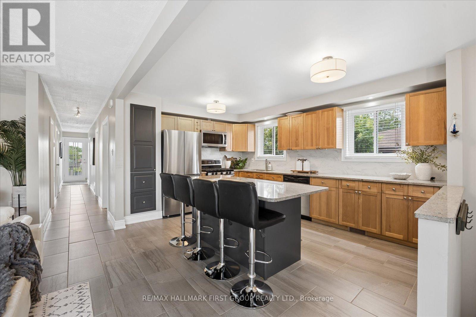 748 Breezy Drive, Pickering, Ontario L1W 2X7 - Photo 5 - E13473912