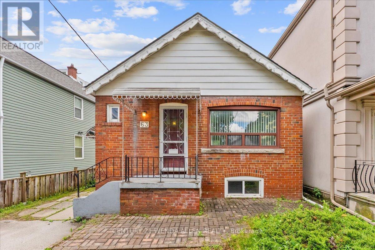 <div class="slider-price">$999,888</div><p>63 Torrens Avenue, Toronto, Ontario</p>