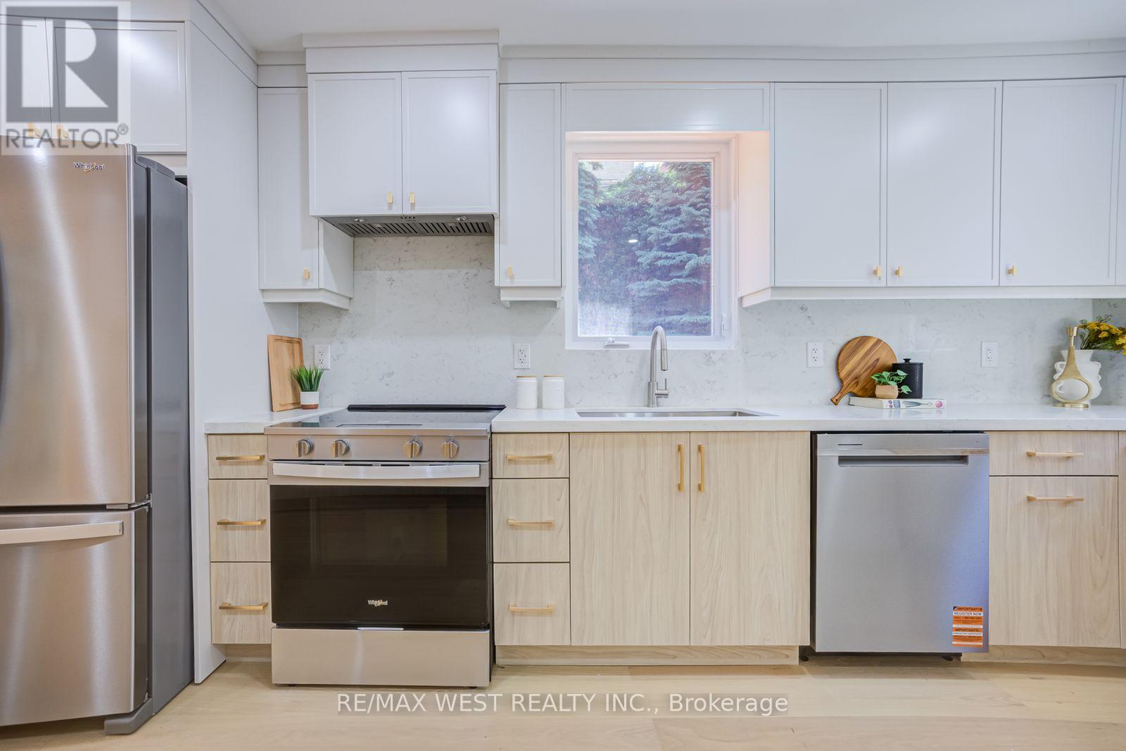 95 Glen Davis Crescent, Toronto, Ontario  M4E 1X7 - Photo 17 - E13475912