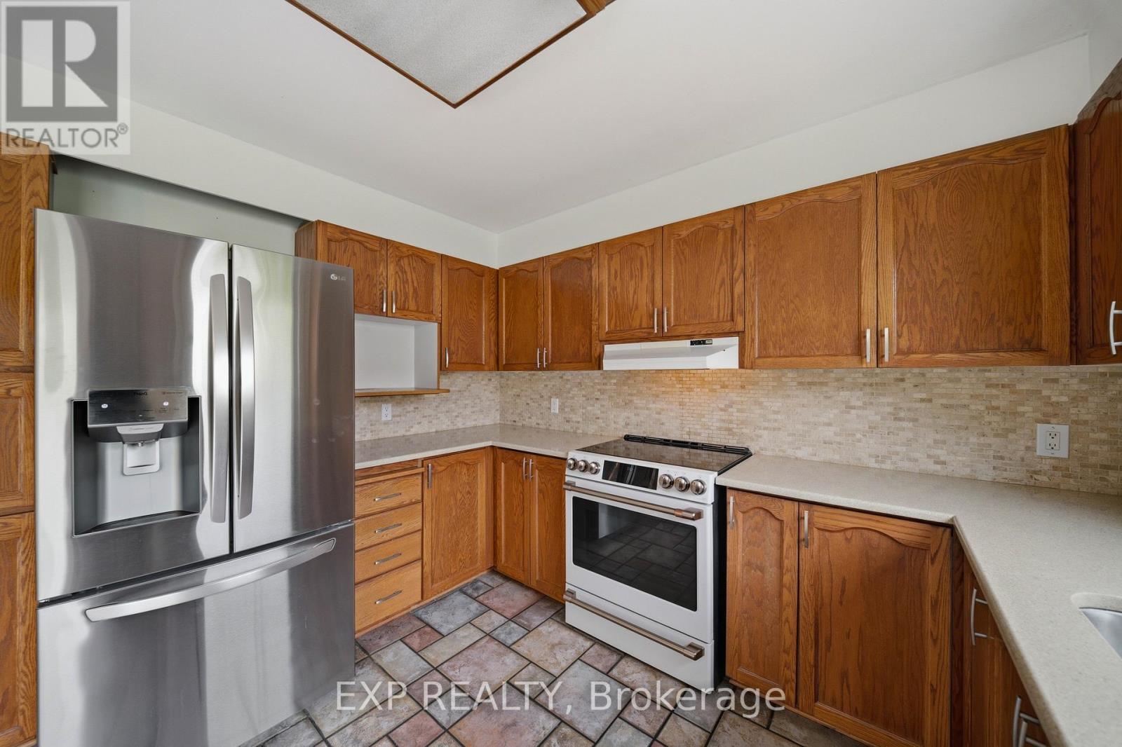 2023 Rolling Brook Drive, Ottawa, Ontario  K1W 1C9 - Photo 12 - X13472788