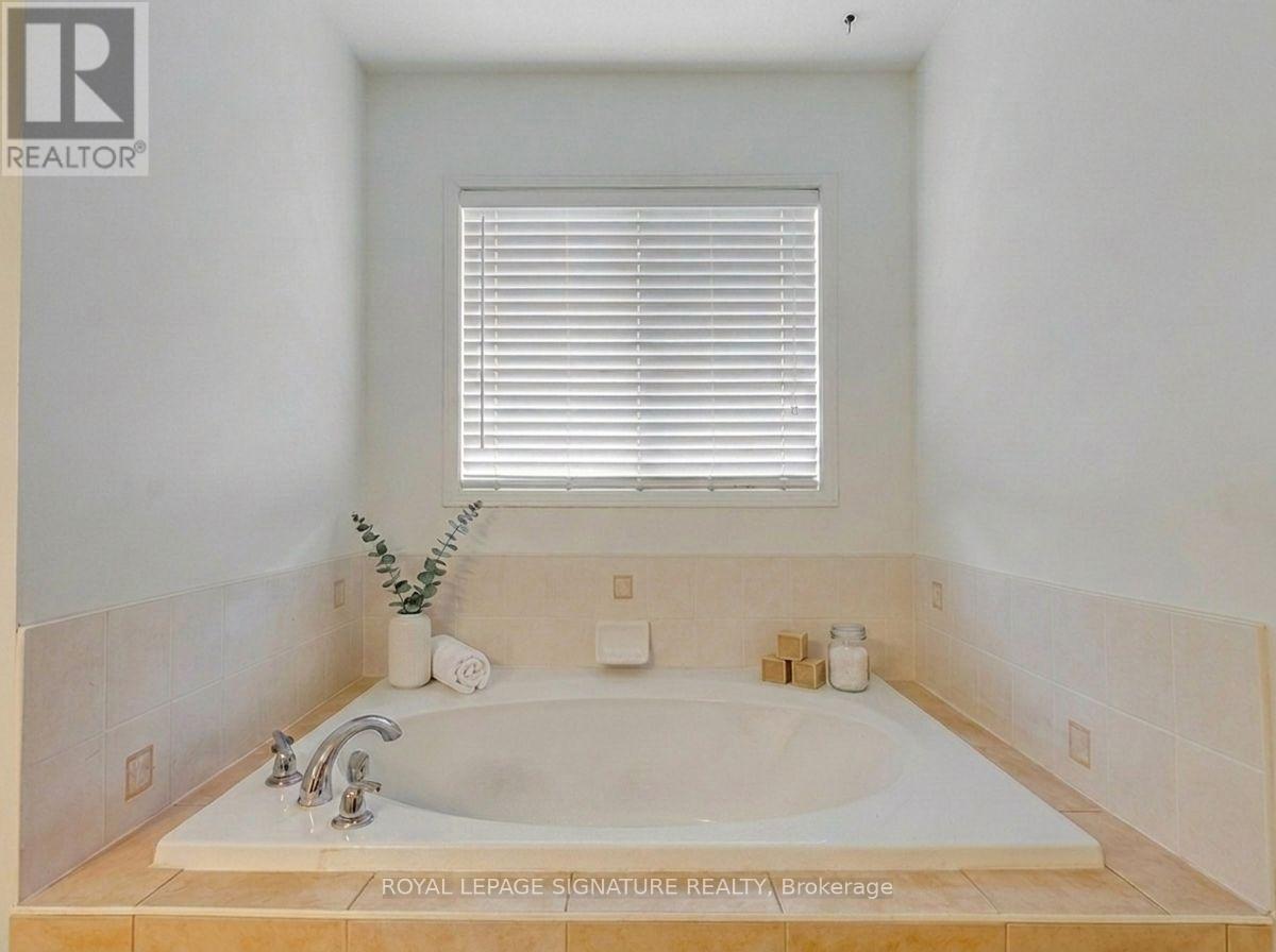 112 Barnwood Drive, Richmond Hill, Ontario  L4E 5A2 - Photo 16 - N13239236
