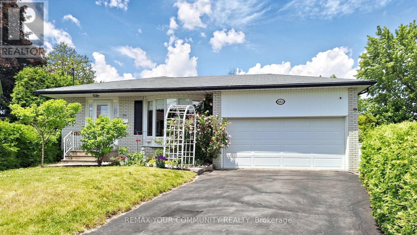 651 MOSSBANK COURT, Newmarket, Ontario