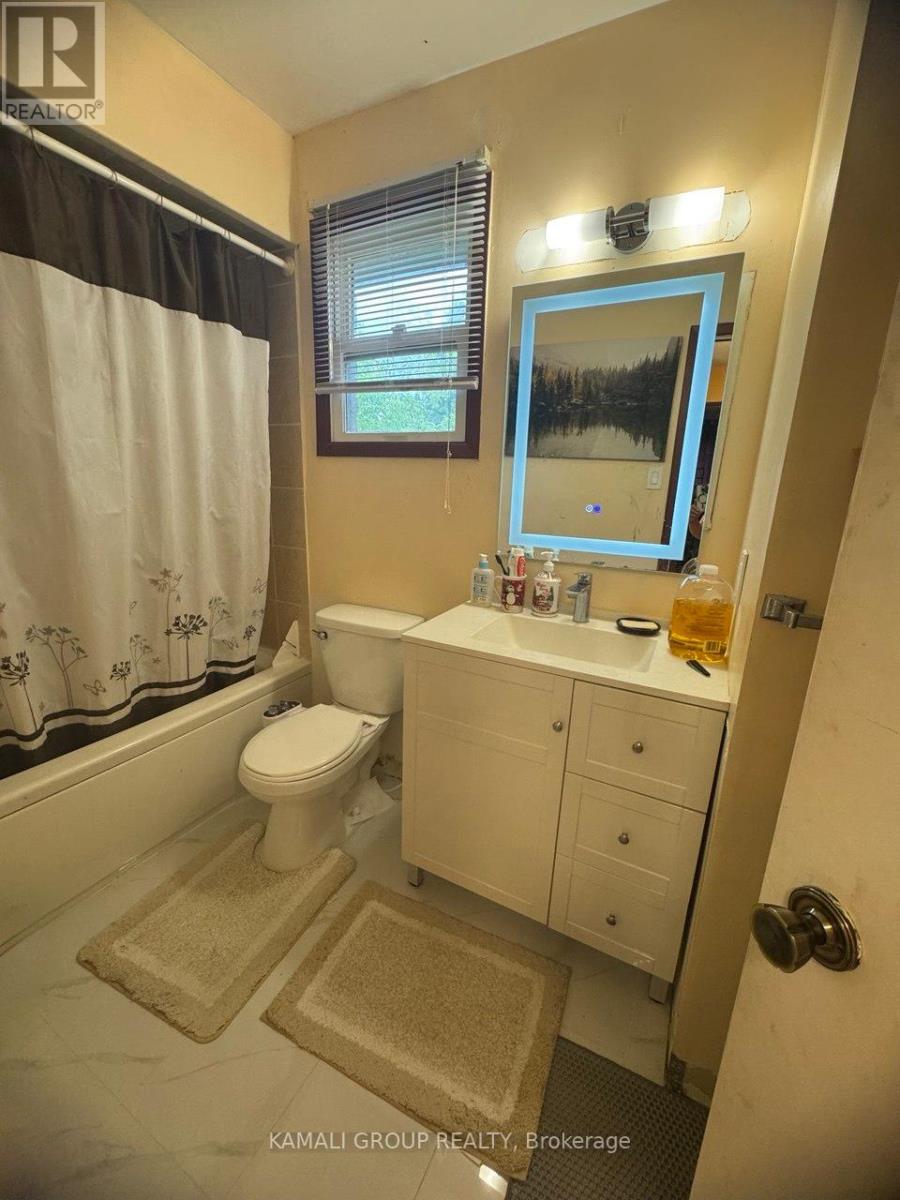 24 Valhalla Court, Aurora, Ontario L4G 5W3 - Photo 10 - N13472552