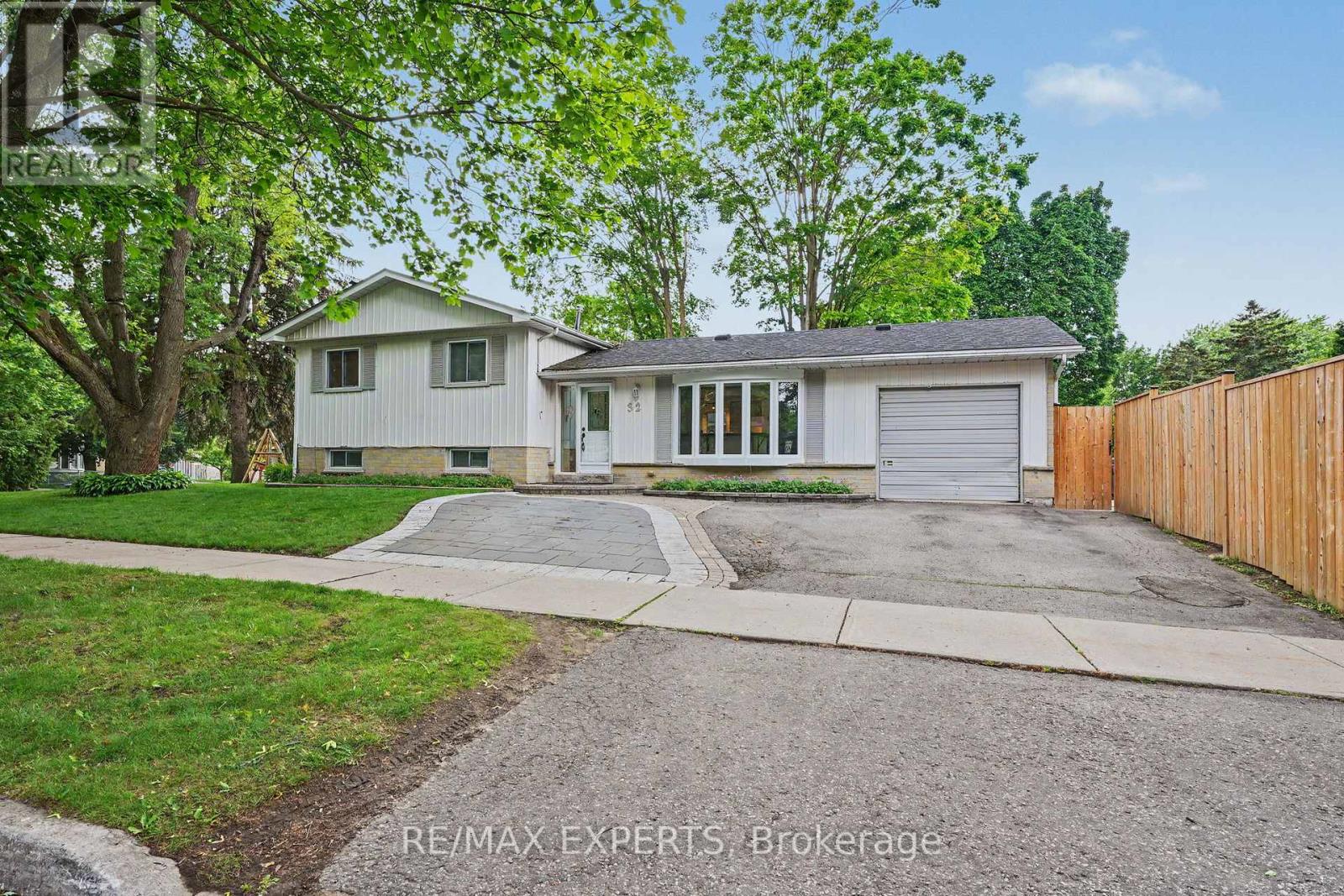 32 OAK COURT, Aurora, Ontario