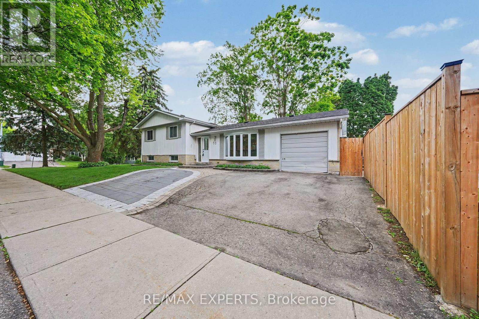32 Oak Court, Aurora, Ontario  L4G 3J6 - Photo 3 - N13473100