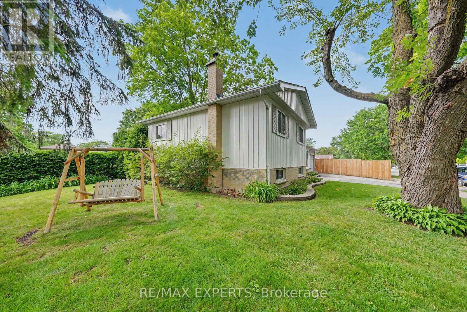 32 Oak Court, Aurora, Ontario  L4G 3J6 - Photo 7 - N13473100