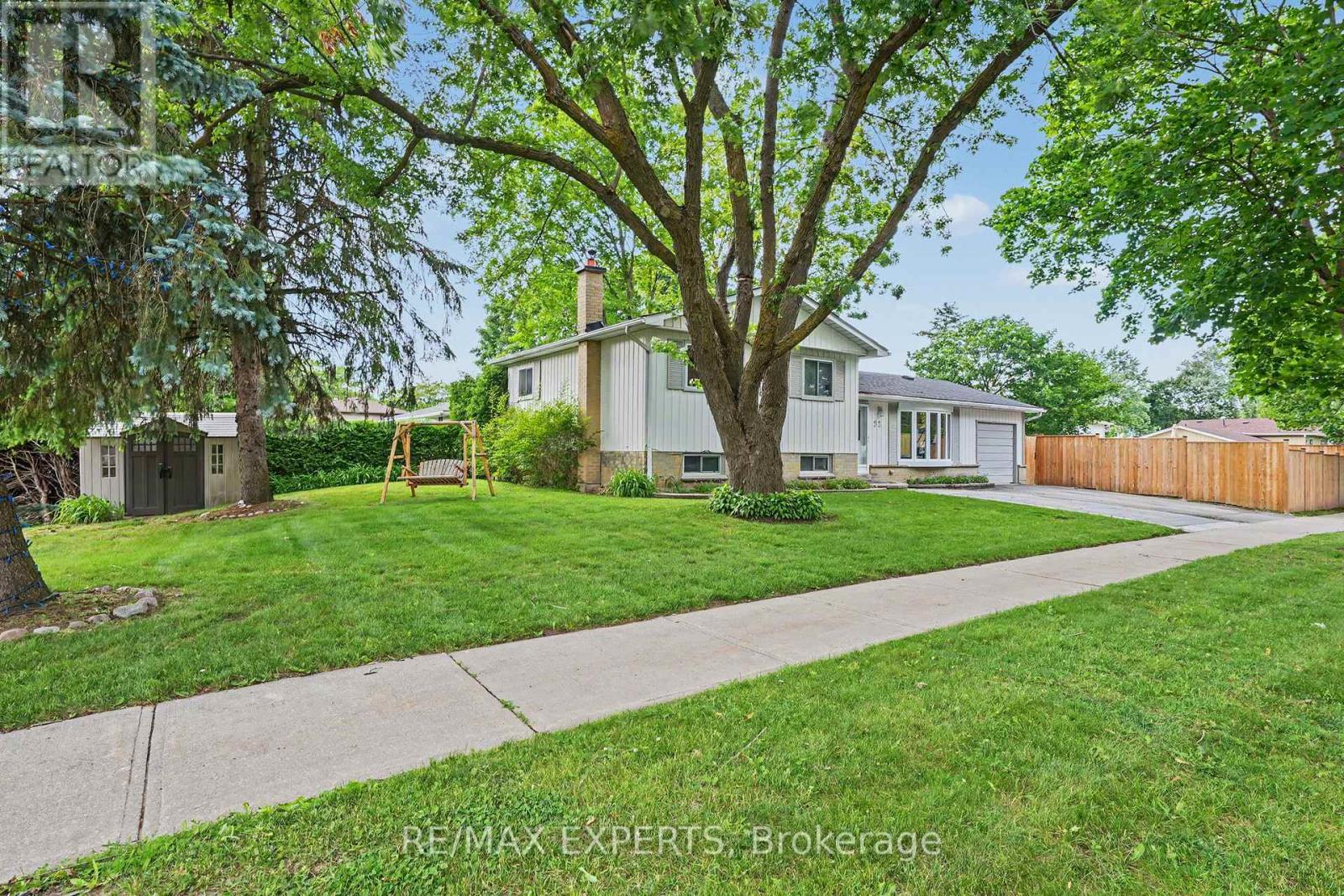 32 Oak Court, Aurora, Ontario  L4G 3J6 - Photo 4 - N13473100