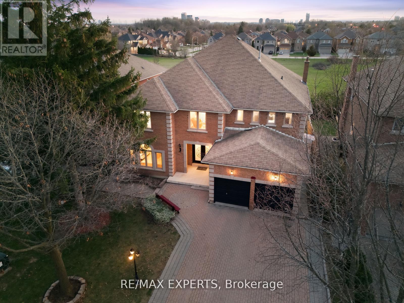 11 Horizon Court, Richmond Hill, Ontario  L4B 3G1 - Photo 4 - N13474258