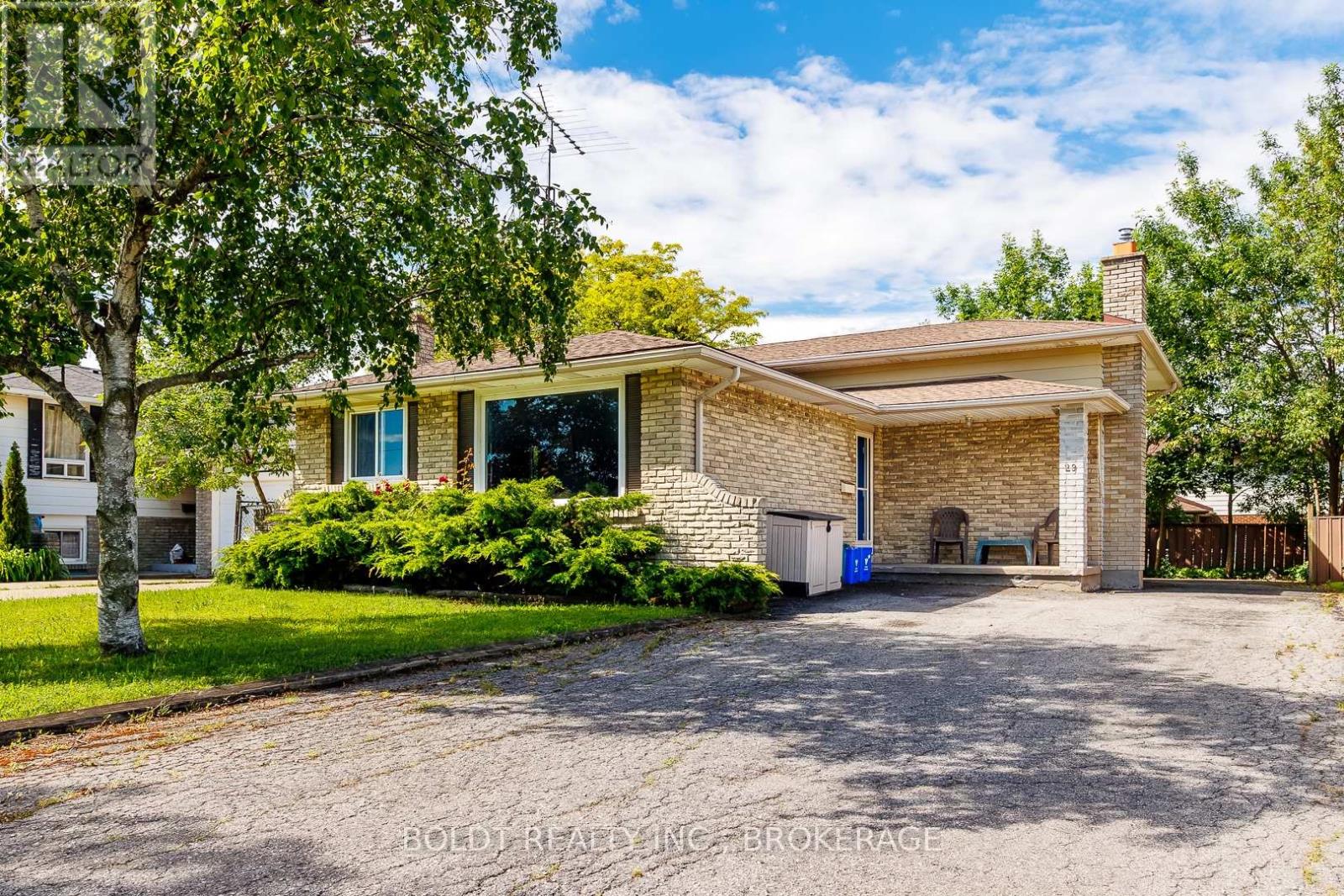 29 Tupper Drive, Thorold, Ontario  L2V 4G8 - Photo 3 - X13474260
