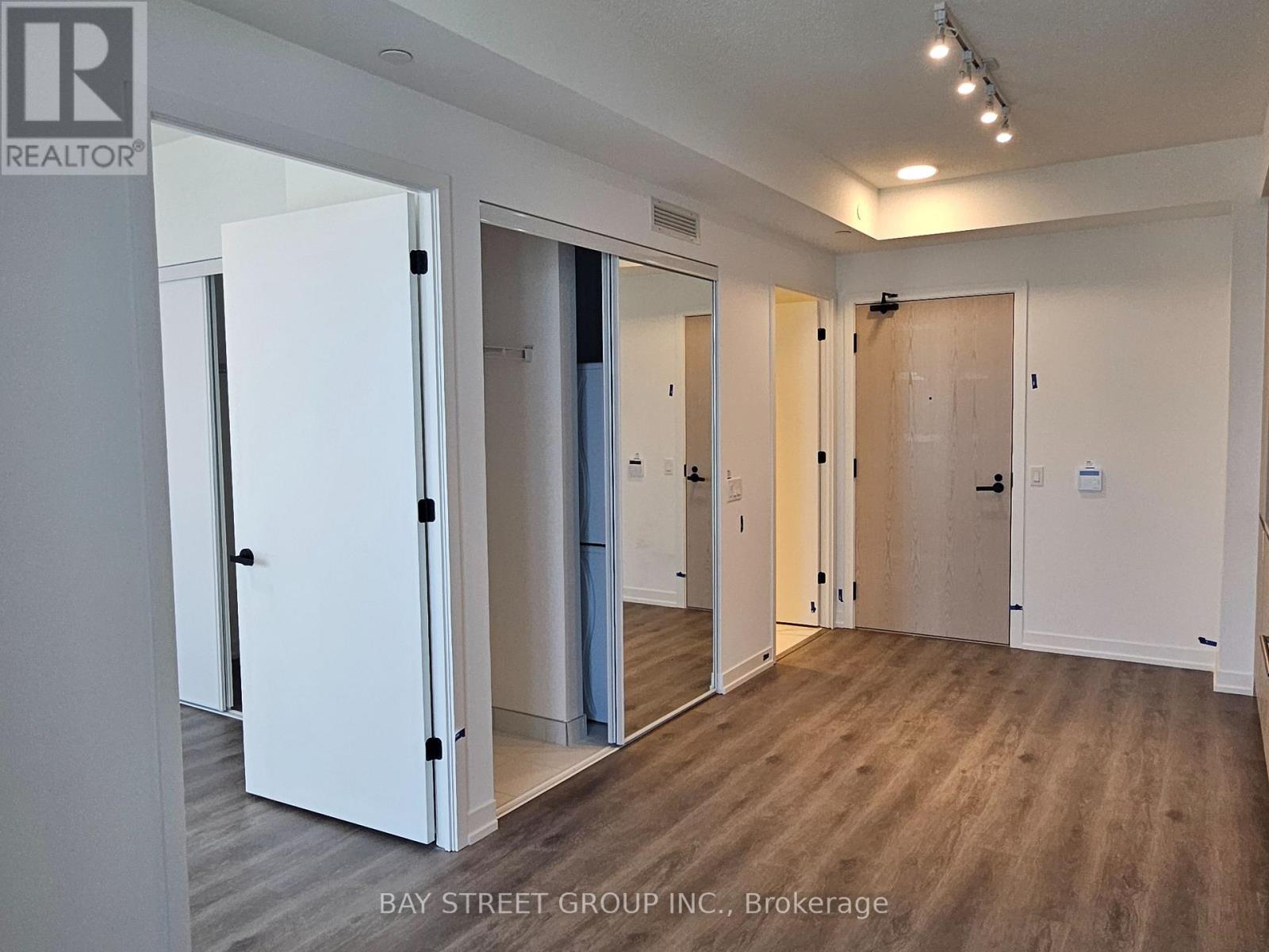1611 - 28 Interchange Way, Vaughan (Vaughan Corporate Centre), Ontario  L4K 0P8 - Photo 3 - N13475268