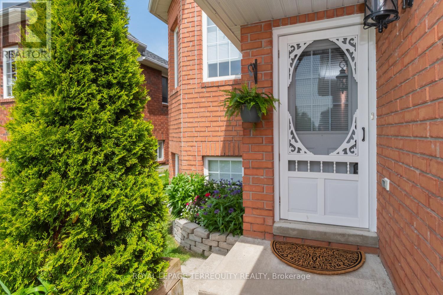14 Hewitt Place, Barrie, Ontario  L4M 7B3 - Photo 2 - S13456760