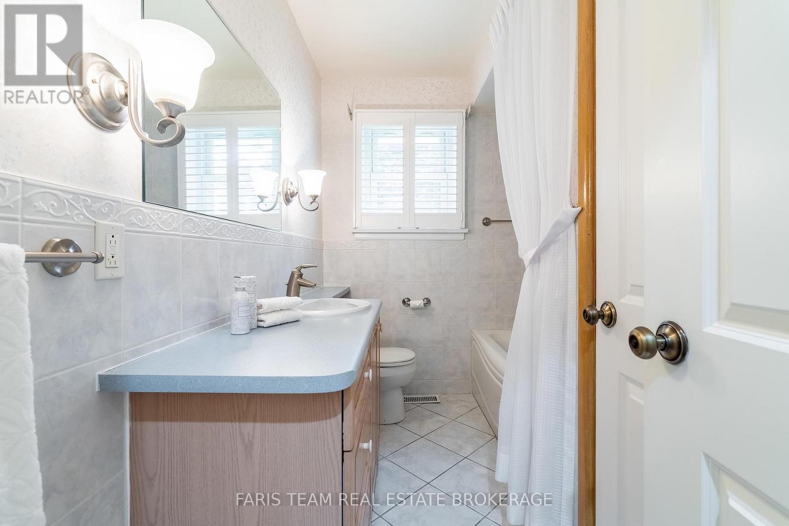 37 Downsview Drive, Barrie, Ontario  L4M 4P9 - Photo 19 - S13474014