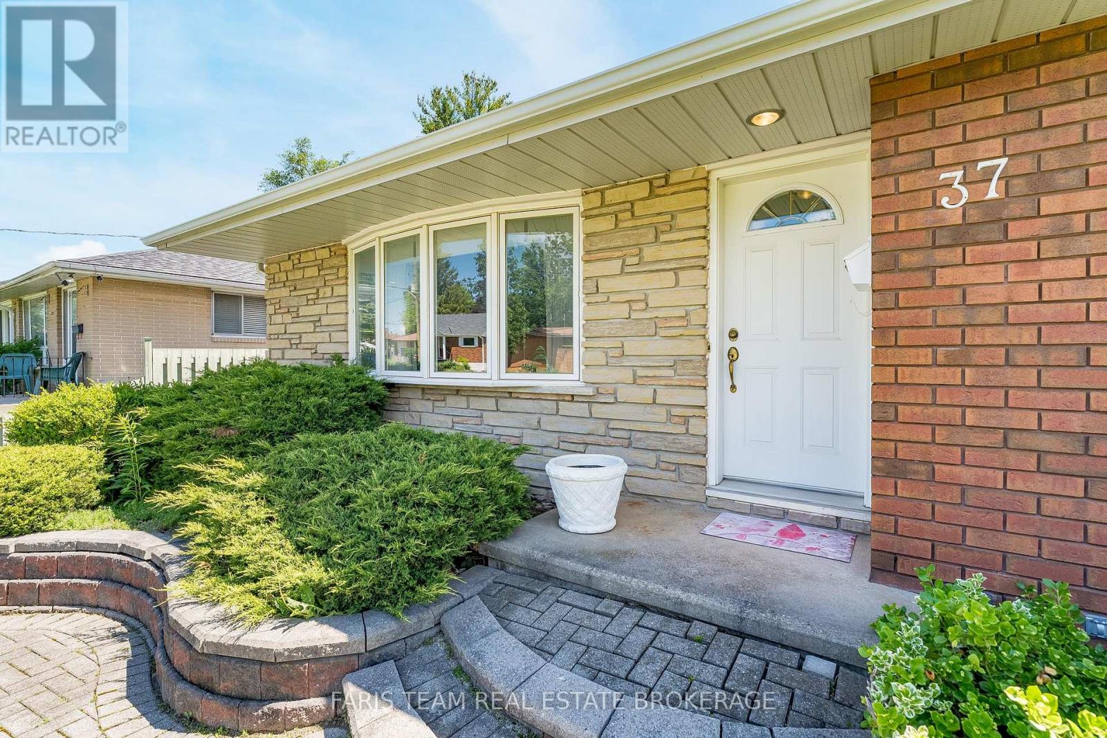 37 Downsview Drive, Barrie, Ontario  L4M 4P9 - Photo 3 - S13474014