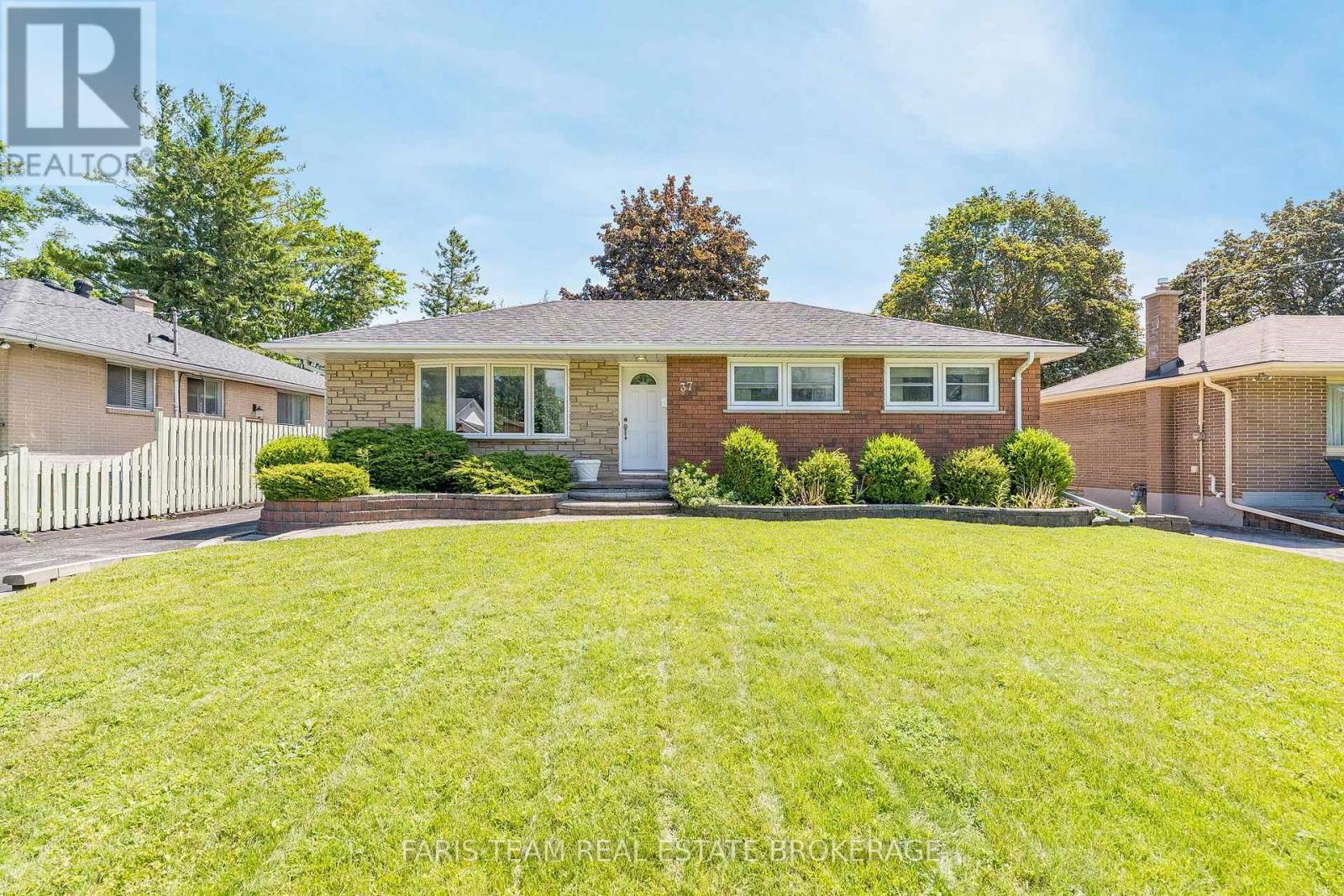 37 DOWNSVIEW DRIVE, Barrie, Ontario