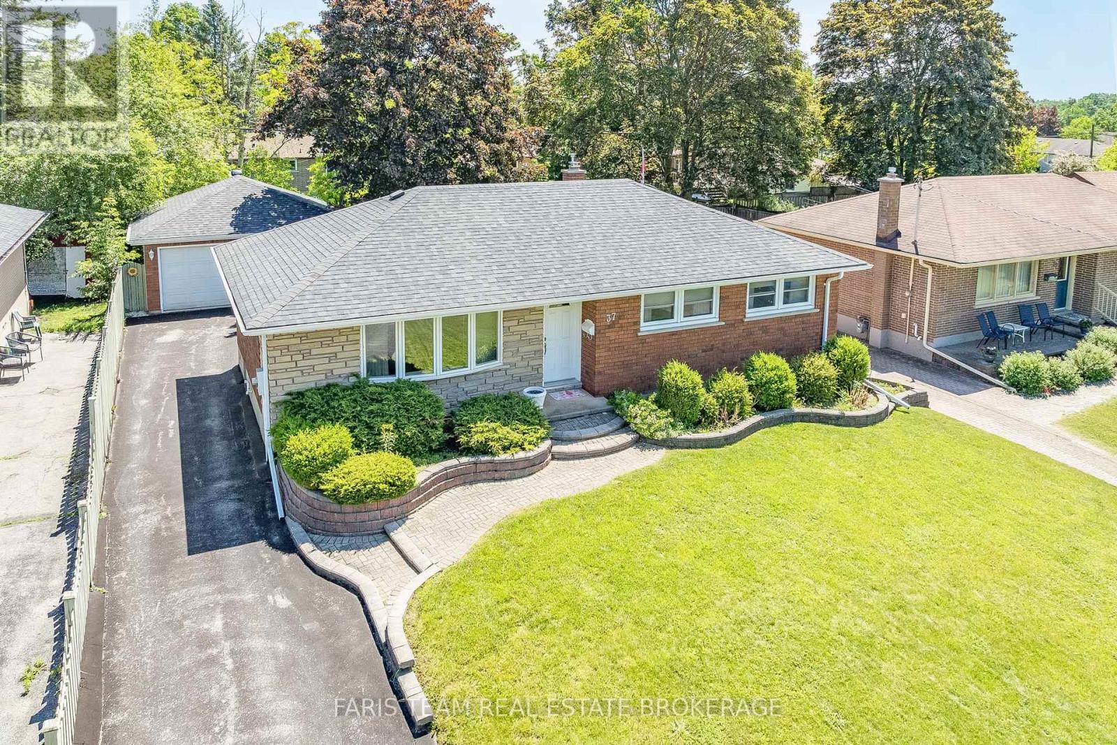 37 Downsview Drive, Barrie, Ontario  L4M 4P9 - Photo 2 - S13474014