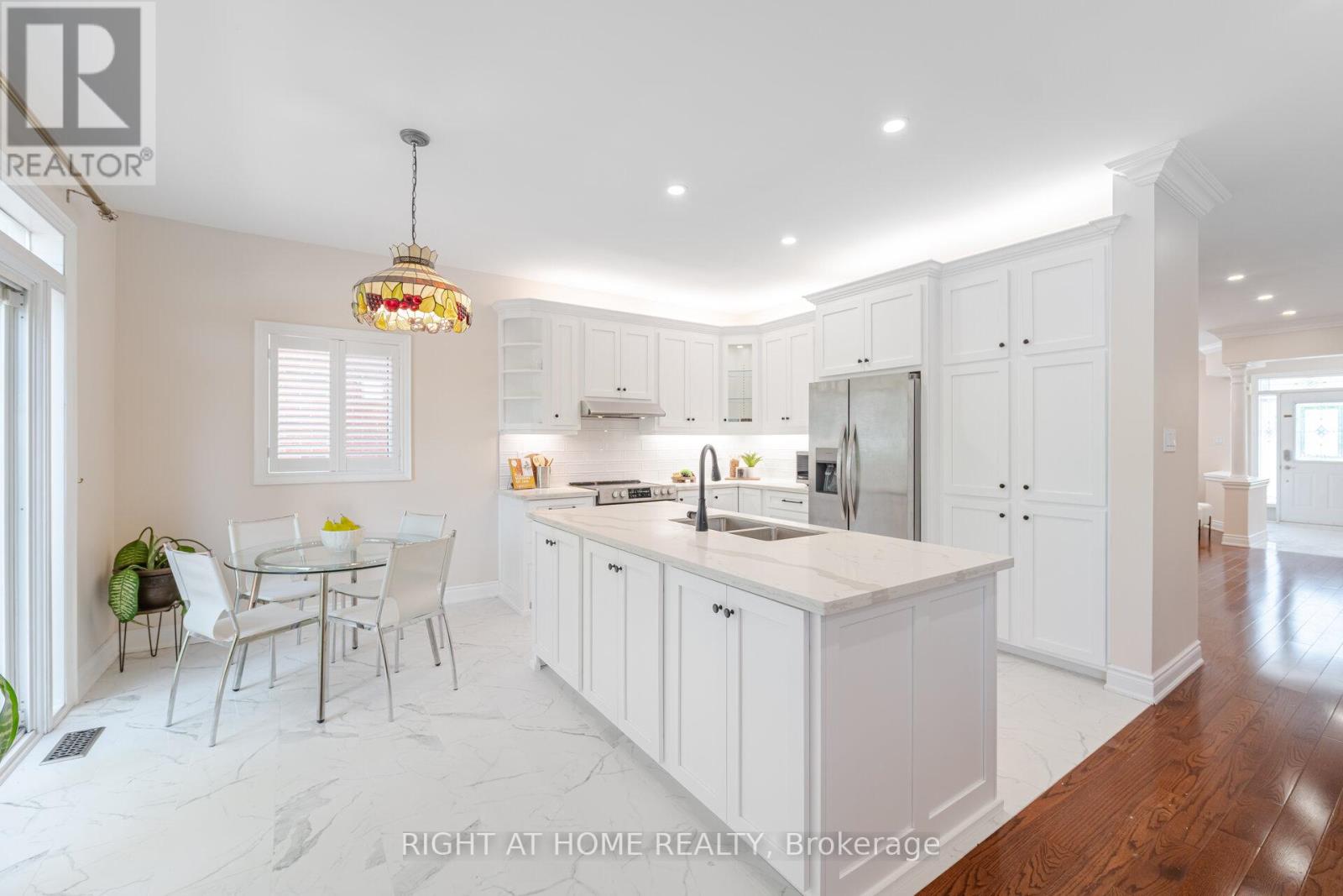 3737 Brinwood Gate, Mississauga, Ontario L5M 7G9 - Photo 13 - W12968260