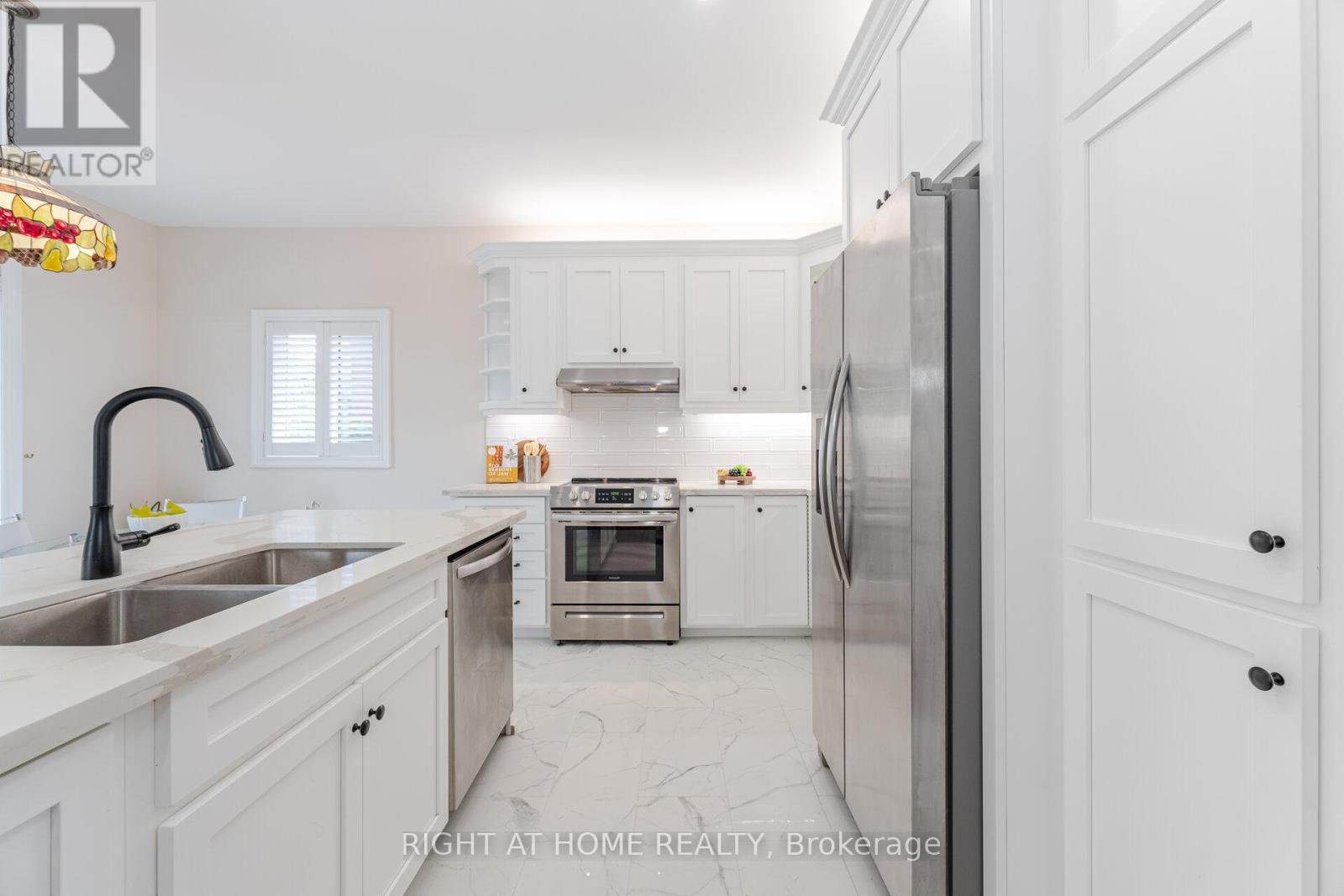 3737 Brinwood Gate, Mississauga, Ontario L5M 7G9 - Photo 10 - W12968260
