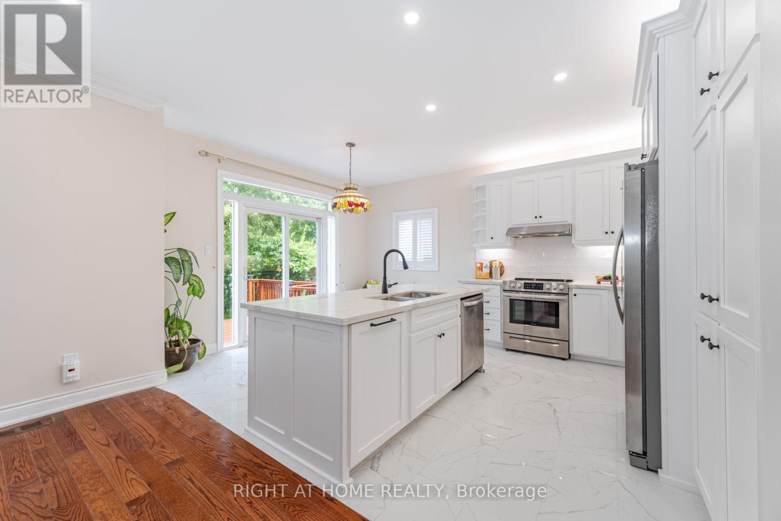 3737 Brinwood Gate, Mississauga, Ontario L5M 7G9 - Photo 9 - W12968260