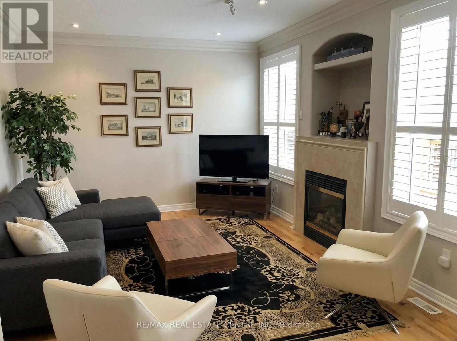 3837 Deepwood Heights, Mississauga, Ontario L5M 6M4 - Photo 4 - W12976778