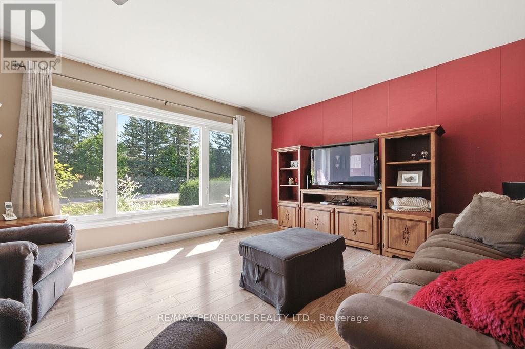 92 Ken Avenue, Laurentian Valley, Ontario K8A 6W5 - Photo 8 - X13475580