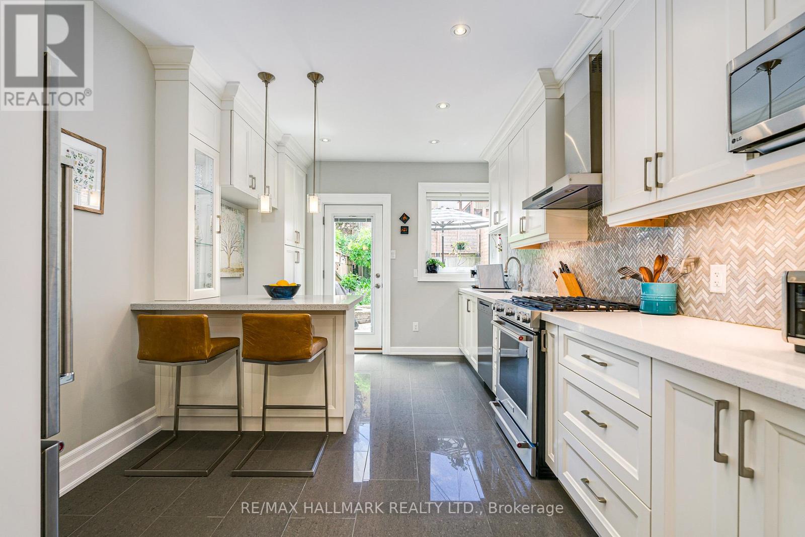 63 Hillsview Avenue, Toronto, Ontario  M6P 1J4 - Photo 12 - W13472818