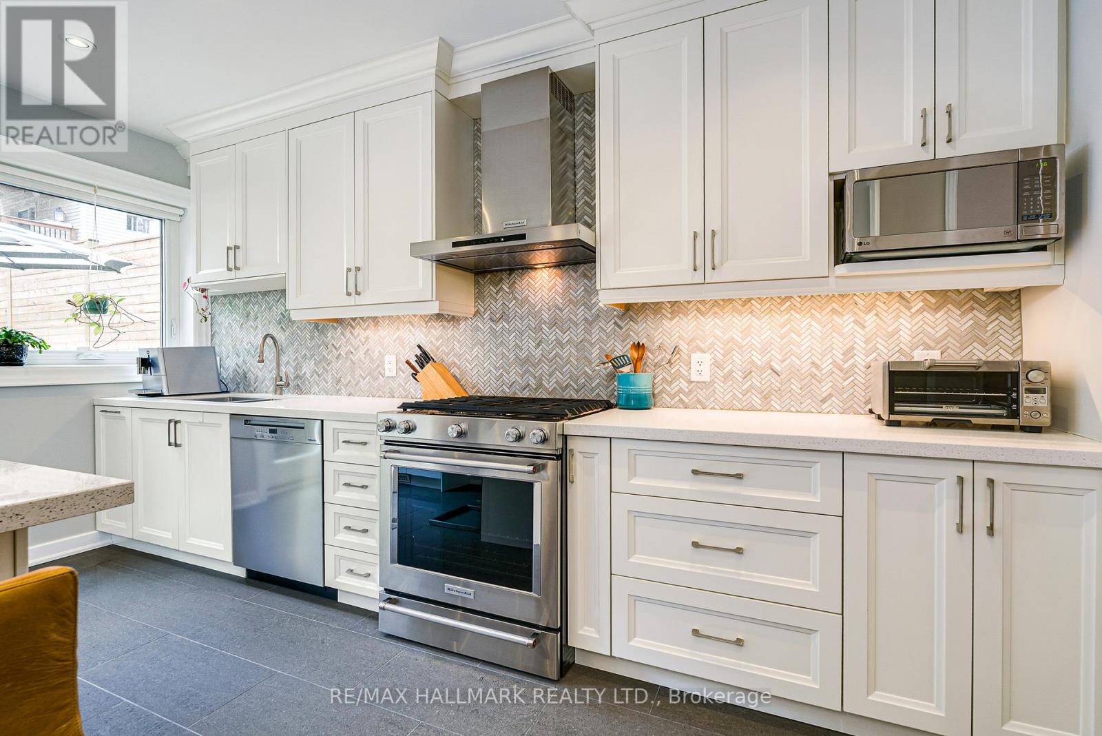 63 Hillsview Avenue, Toronto, Ontario  M6P 1J4 - Photo 14 - W13472818