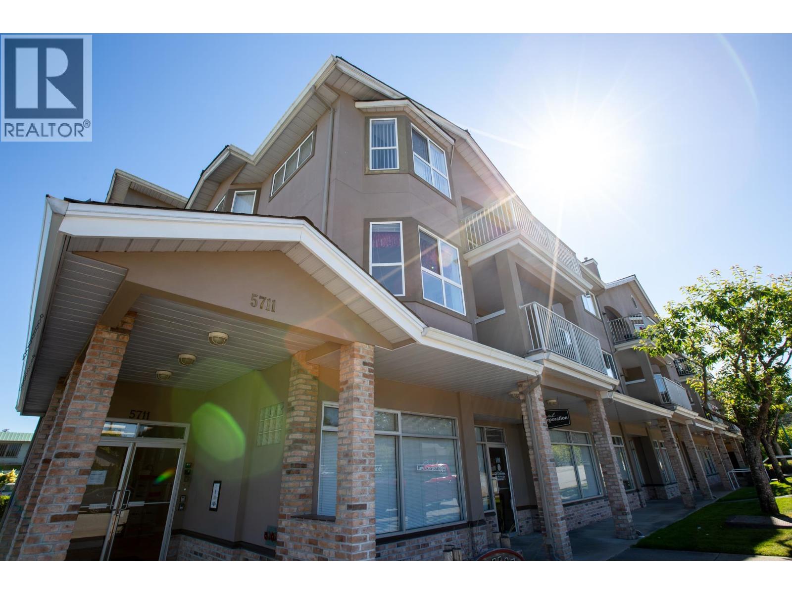 201 5711 Mermaid Street, Sechelt, British Columbia  V7Z 0J6 - Photo 1 - R3138340