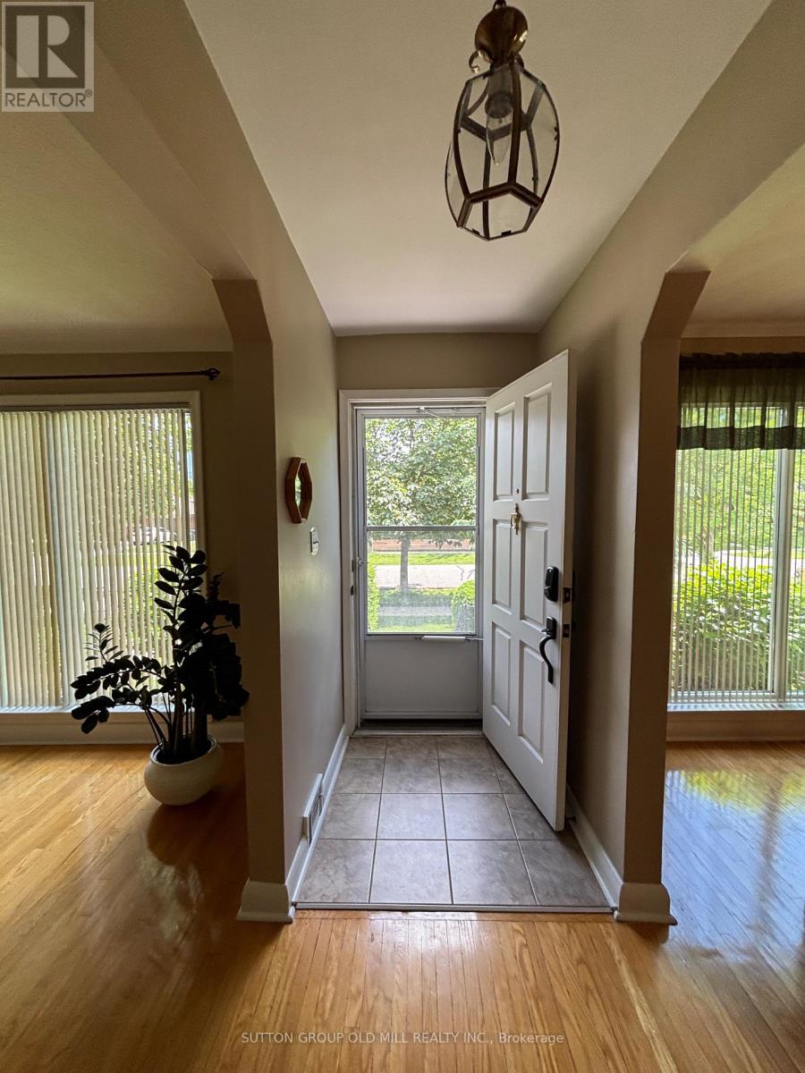 14 Claymore Drive, Toronto, Ontario  M8Z 2R9 - Photo 3 - W13473646