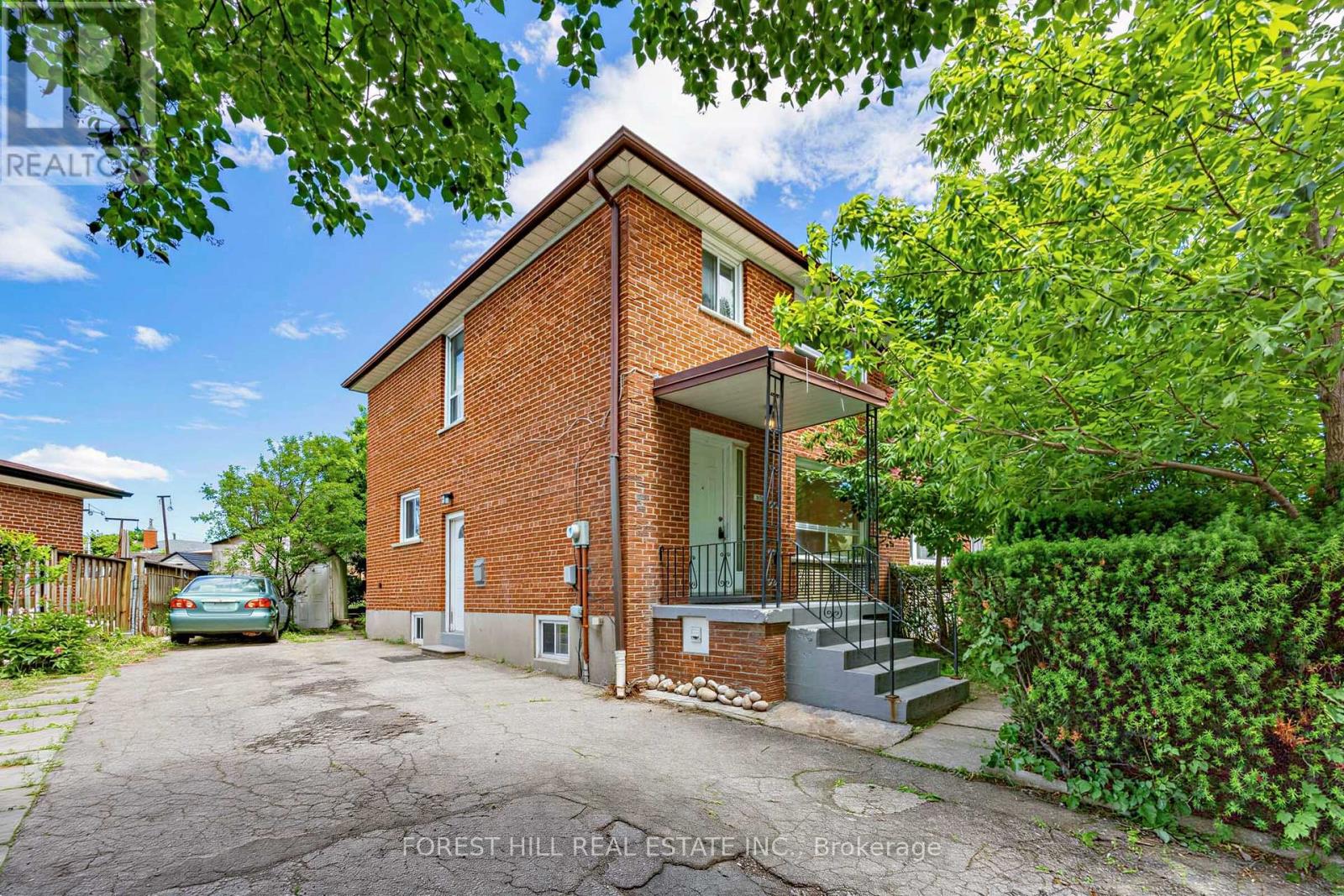 <div class="slider-price">$849,000</div><p>246 Grandravine Drive, Toronto, Ontario</p>