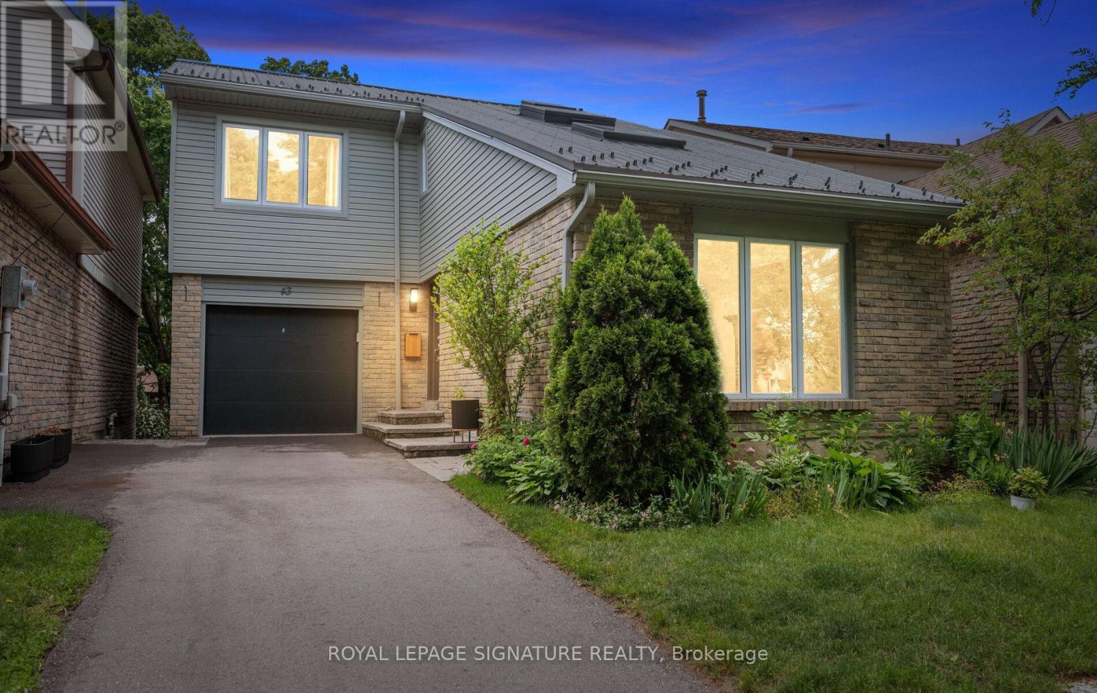 <div class="slider-price">$1,149,900</div><p>43 Hellensfield Crescent, Toronto, Ontario</p>