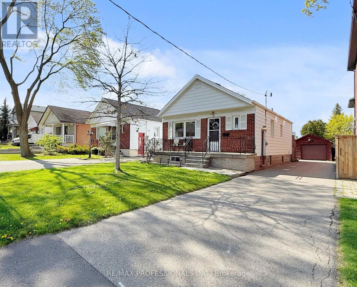 <div class="slider-price">$799,900</div><p>24 Braeburn Avenue, Toronto, Ontario</p>