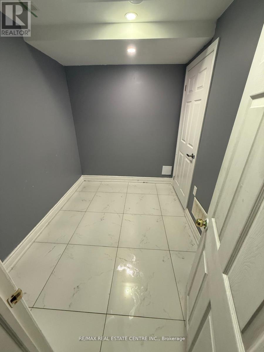 Bsmt - 22 Matterdale Avenue, Brampton, Ontario L6Y 4J6 - Photo 8 - W13474092